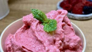 Read more about the article Kremowe Lody Malinowe. Tylko 2 Składniki i 5 Minut!