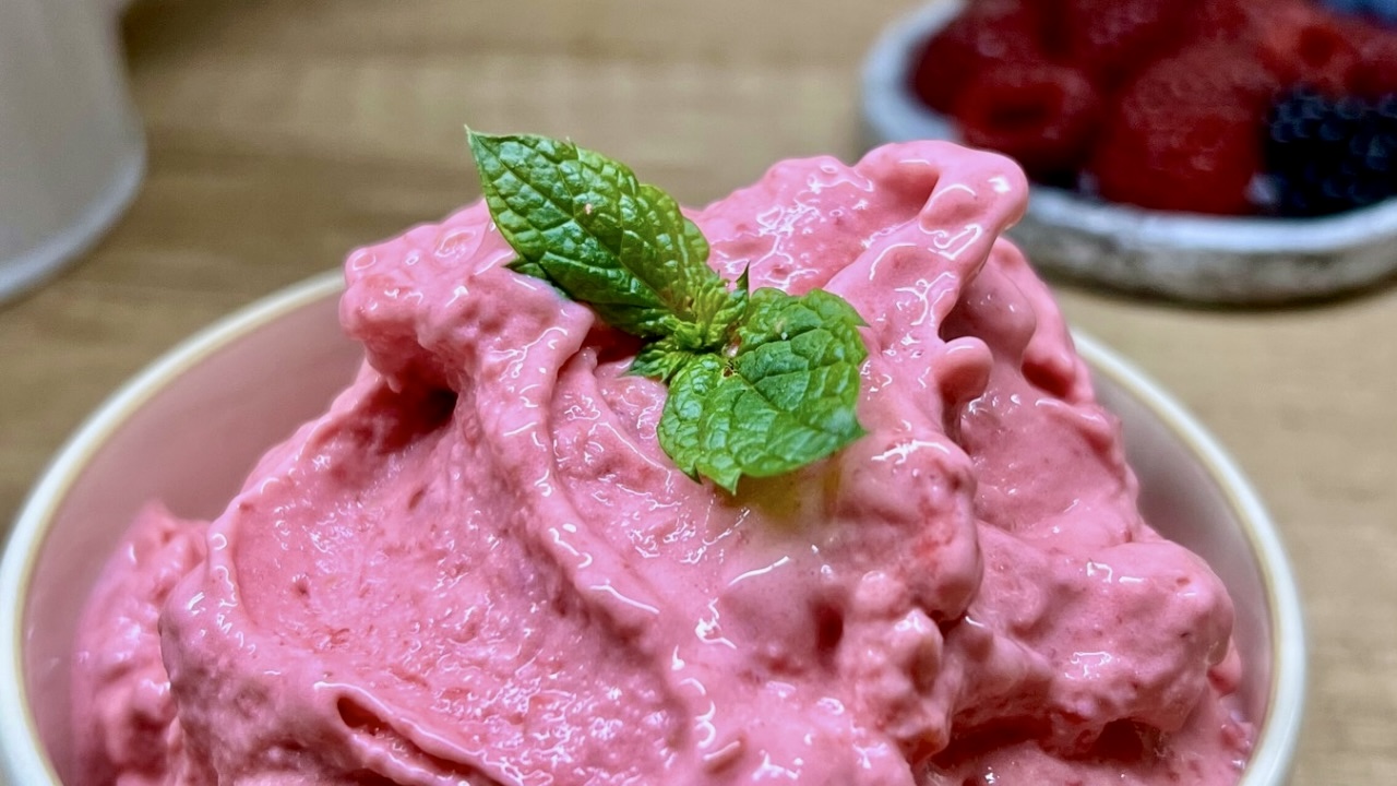 You are currently viewing Kremowe Lody Malinowe. Tylko 2 Składniki i 5 Minut!