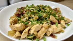 Read more about the article Zrób kurczaka z warzywnym makaronem na jednej patelni