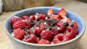 kremowy jogurt z owocami