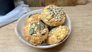 Read more about the article Bułeczki niskowęglowodanowe. Przygotuj śniadanie białkowo – tłuszczowe