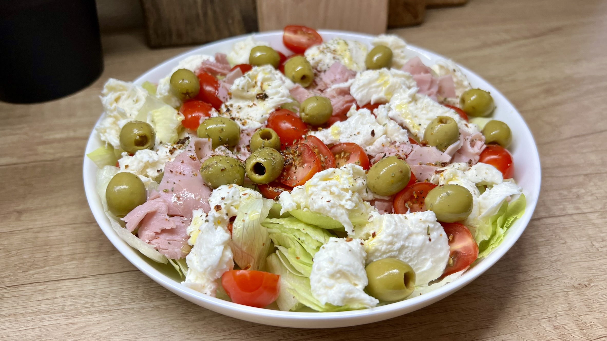 You are currently viewing Szybka sałatka z mozzarellą