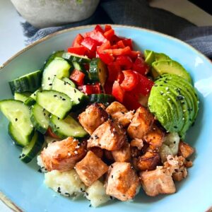 pieczony łosoś z warzywami