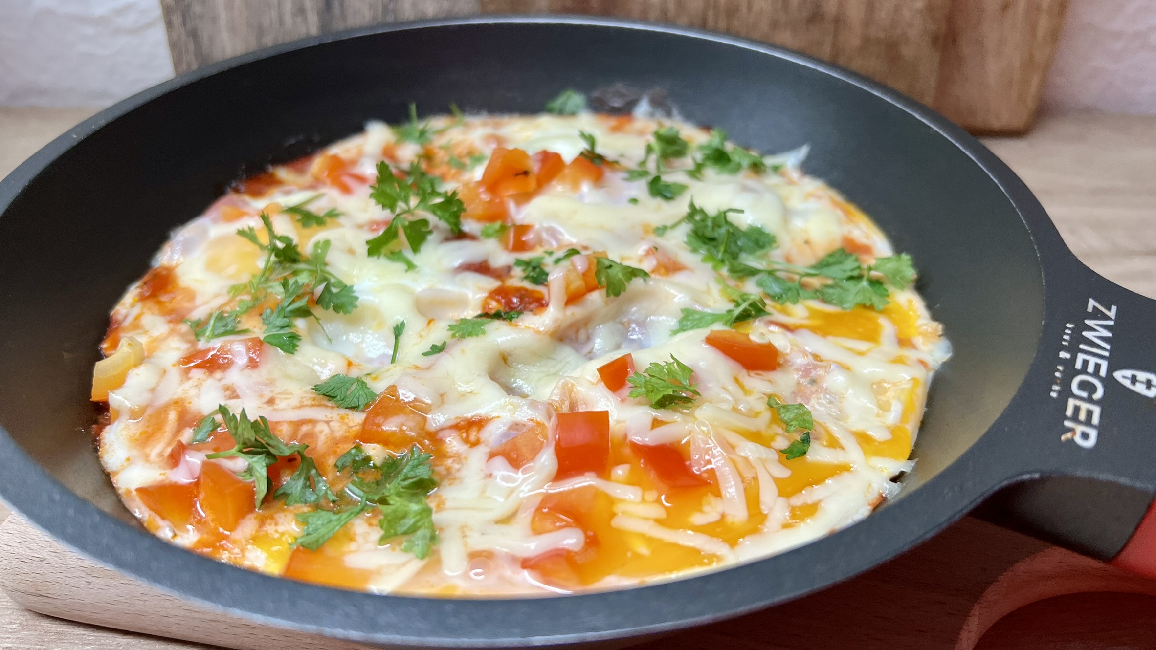 You are currently viewing Przepis na szybką szakszukę – idealne śniadanie na jednej patelni