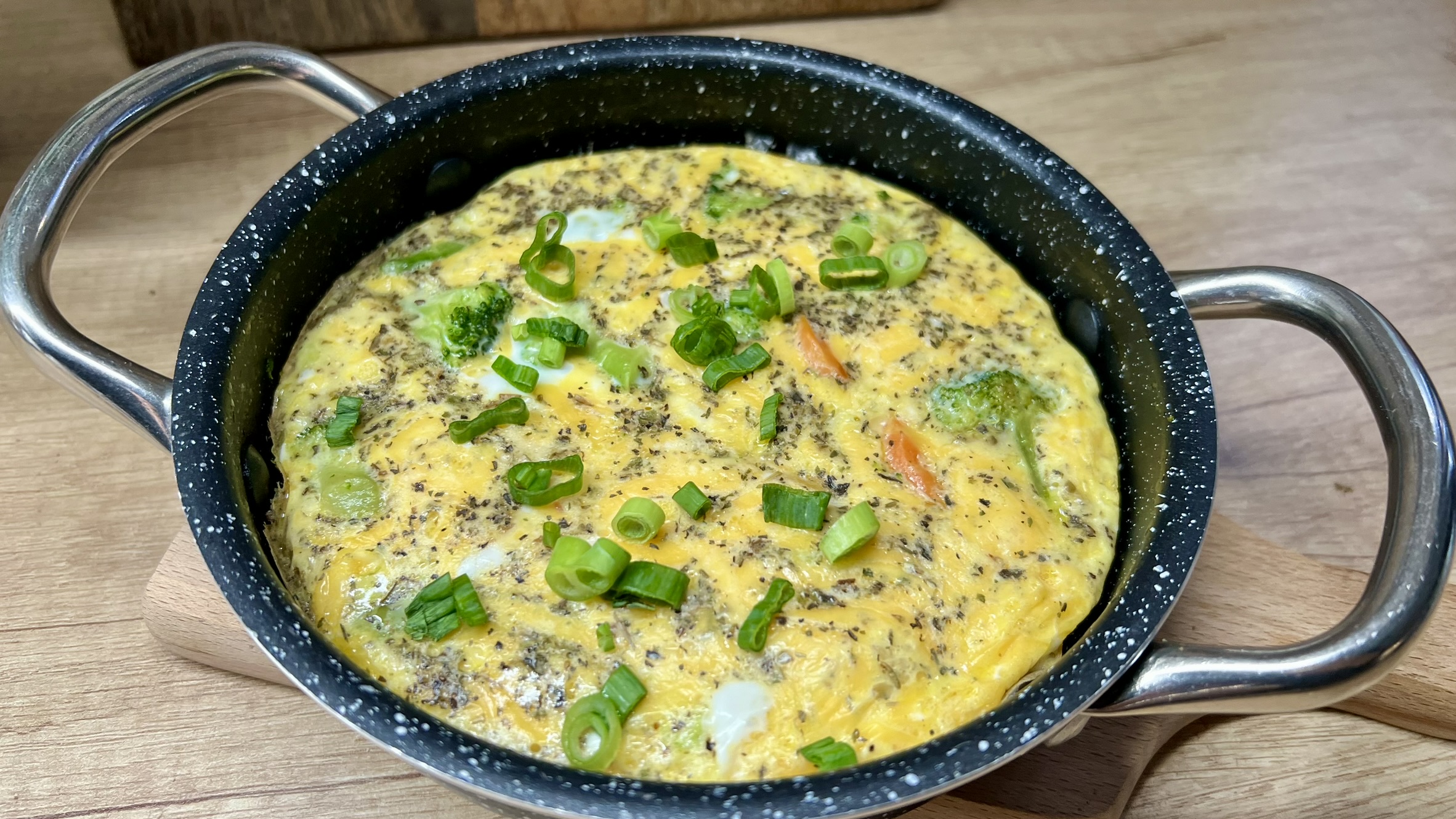 You are currently viewing Serowy Omlet Z Warzywami. Pomysł na sycące i ciepłe śniadanie w mniej niż 15 minut