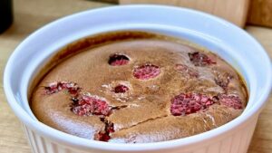 Read more about the article Kakaowe ciasto z malinami, jednoporcjowe, bez mąki