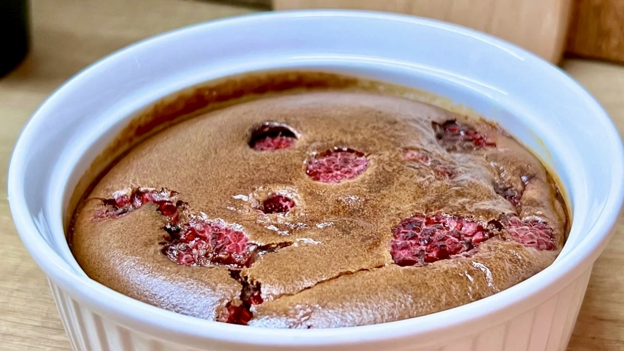 You are currently viewing Kakaowe ciasto z malinami, jednoporcjowe, bez mąki