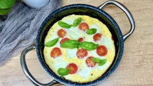 Read more about the article Omlet Caprese – Sycące i Zdrowe Śniadanie