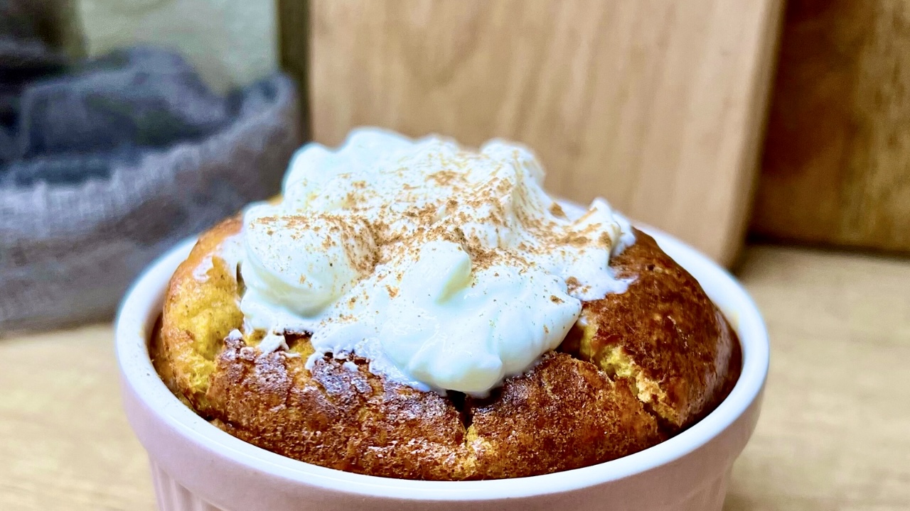 You are currently viewing Jednoporcjowe Dyniowe Ciastko w 5 minut! Bez Białej Mąki i Cukru