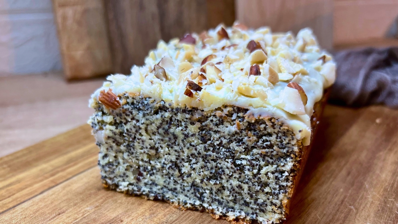 You are currently viewing Ekspresowe ciasto z makiem i orzechami na święta! Makowiec bez cukru