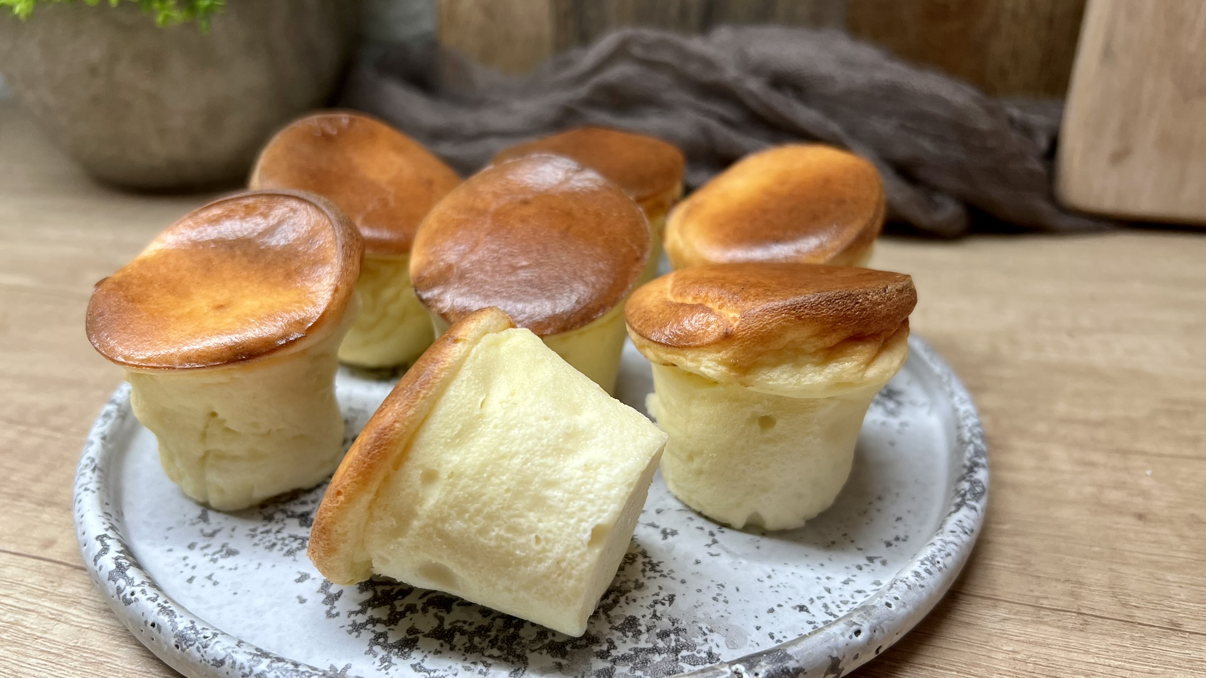 You are currently viewing Mini Serniczki z Air Fryera – szybki, kremowy deser bez cukru