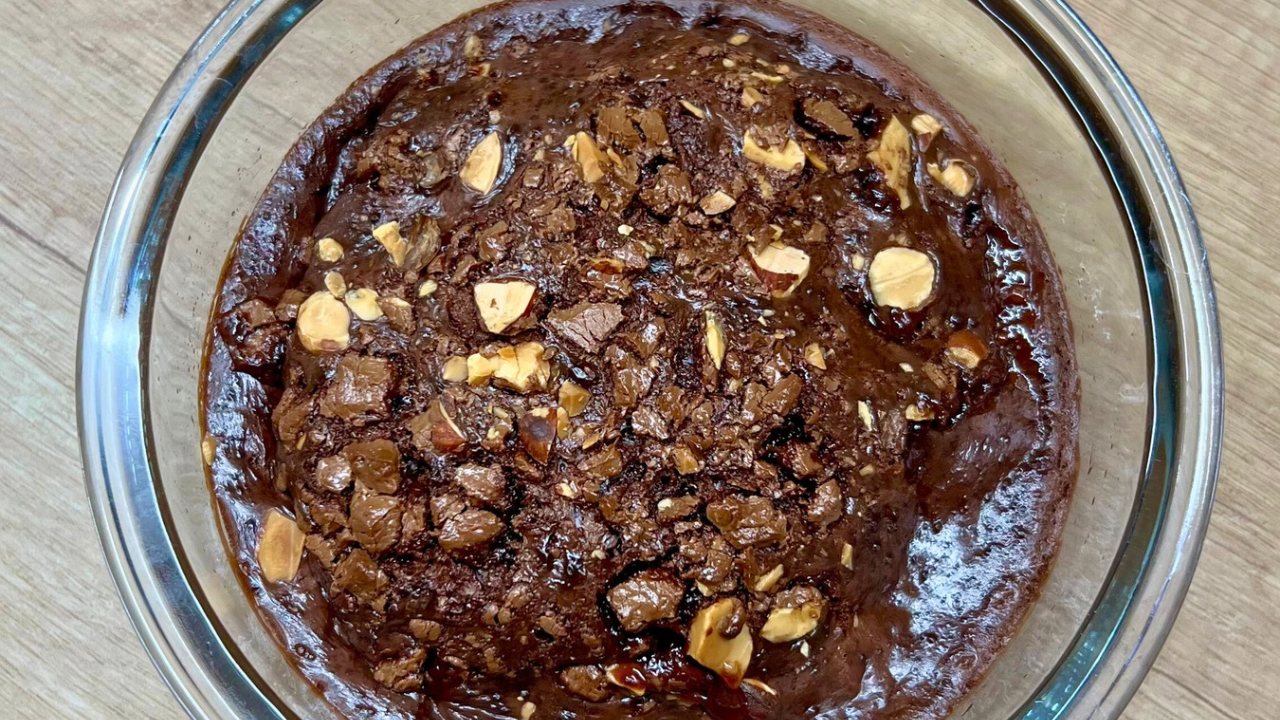 You are currently viewing Szybkie Ciasto Kakaowe w Air Fryer w 20 Minut! Jednoporcjowe, bez cukru