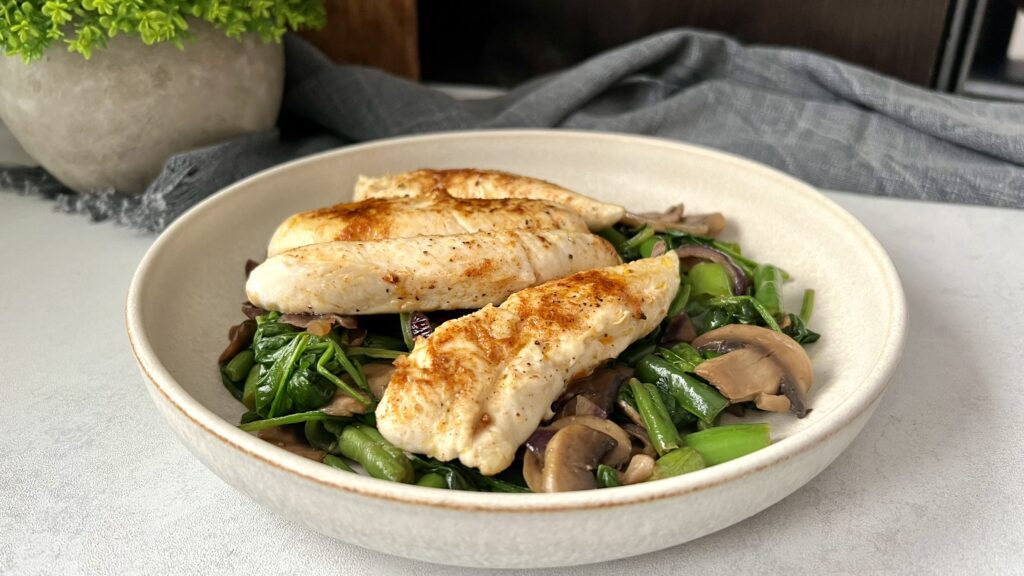 Polędwiczki z kurczaka na zielonych warzywach