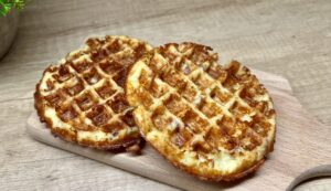 Read more about the article Sycące i chrupiące! Keto gofry z kiełbasą w 10 minut