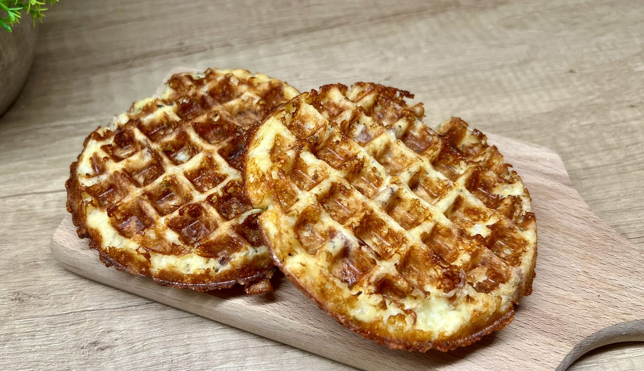 You are currently viewing Sycące i chrupiące! Keto gofry z kiełbasą w 10 minut