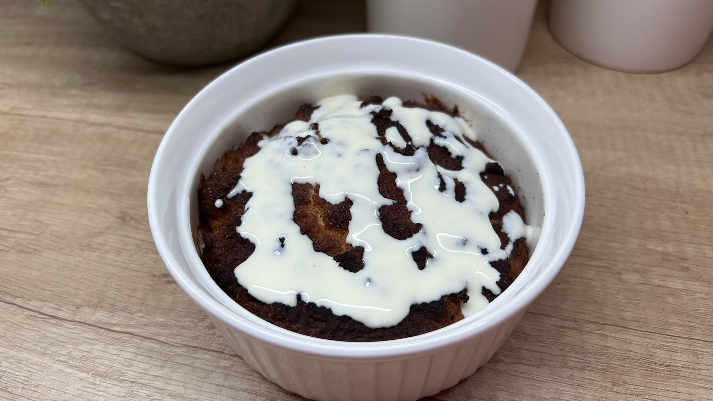 You are currently viewing Cynamonowe Ciastko Jednoporcjowe Prosto z Air Fryer Bez Cukru Low Carb