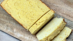 Read more about the article Tęsknisz za grzankami? Przygotuj ten Keto Chleb z Serem Cheddar