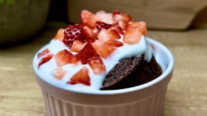 Read more about the article Kakaowe Ciacho z Kubeczka w 2 Minuty Bez Mąki Bez Cukru