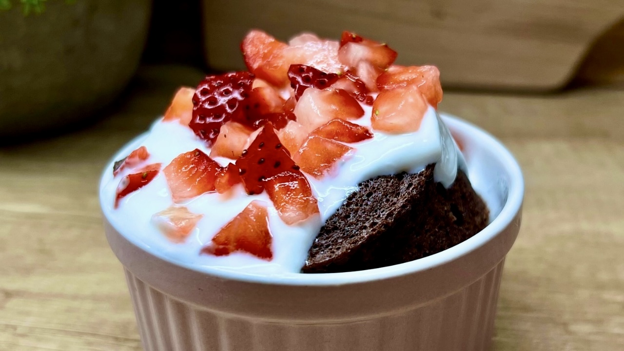 You are currently viewing Kakaowe Ciacho z Kubeczka w 2 Minuty Bez Mąki Bez Cukru