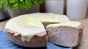 Read more about the article Malinowy kremowy sernik z białą czekoladą Bez Cukru