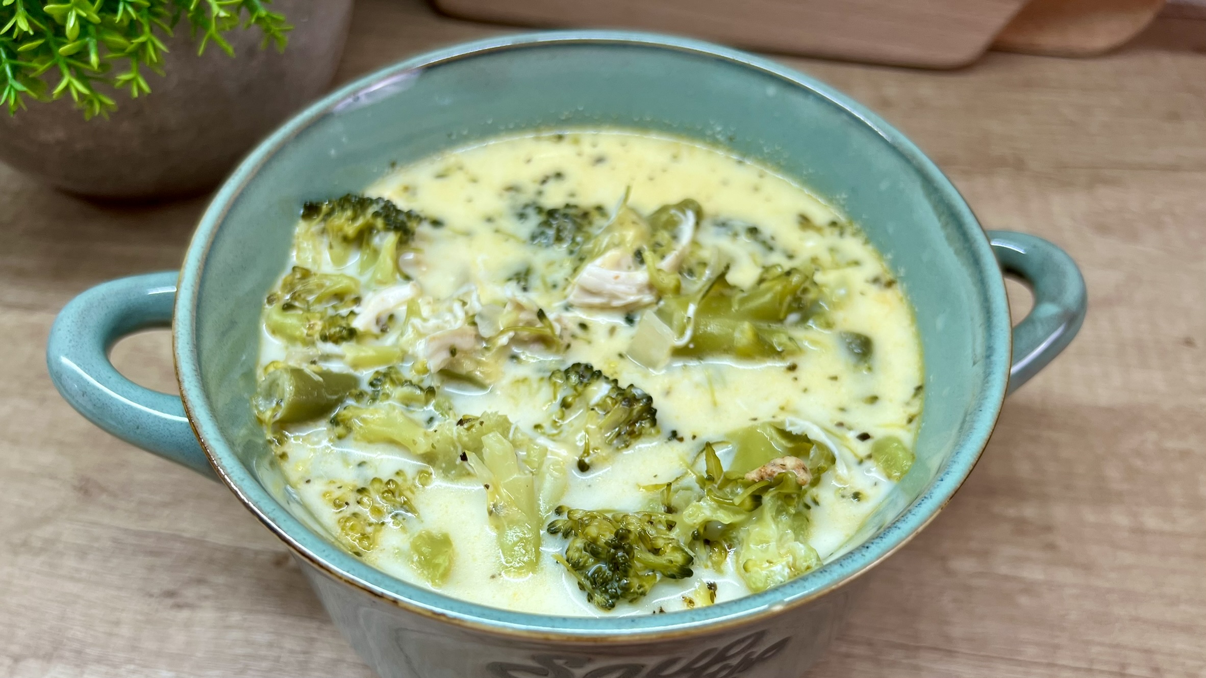 You are currently viewing Sycąca Zupa Brokułowa z Kurczakiem Low Carb