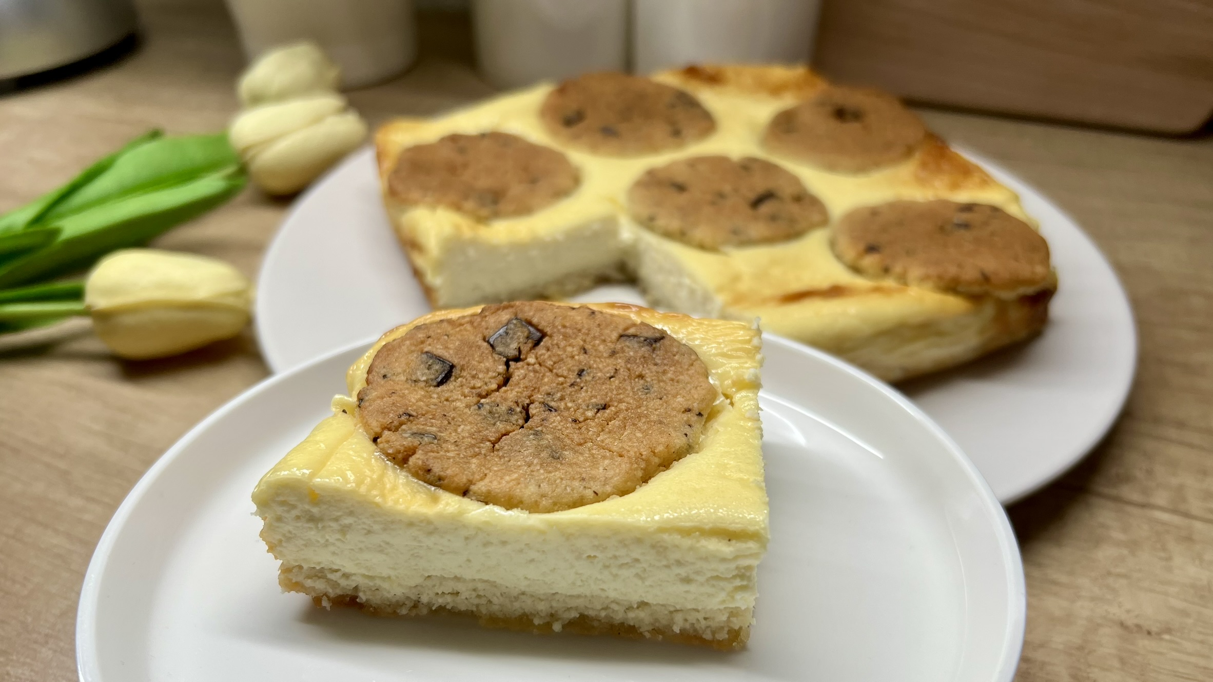 You are currently viewing Jak Zrobić Kremowy Sernik z Dodatkiem Ciasteczek Bez Cukru i Mąki?