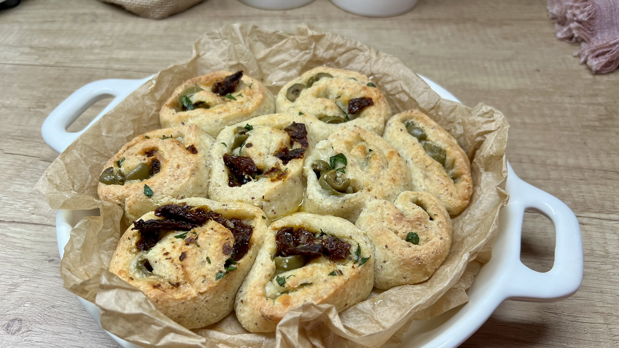 You are currently viewing Miękkie, aromatyczne i bez grama pszennej mąki! Prosty sposób na bułeczki z serem i oliwkami