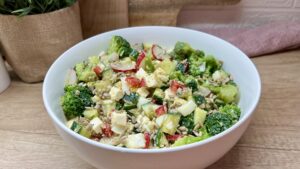 Read more about the article Szukasz pomysłu na zdrową sałatkę? Pyszna sałatka brokułowa z jajkiem i serem