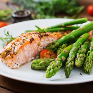 łosoś szparagi