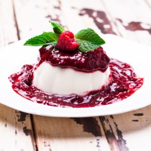 panna cotta z malinami