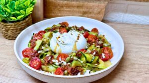 Read more about the article Przepis na pyszną sałatkę z kremową burratą i cukinią