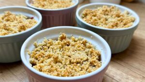 Read more about the article Jak Zrobić Niskowęglowodanową Kruszonkę z Truskawkami? Deser bez cukru!