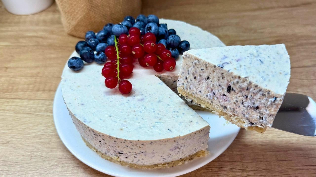 You are currently viewing Przepis na kremowy sernik bez pieczenia z borówką