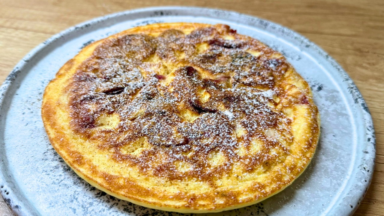 You are currently viewing Mój sposób na jesienny poranek – omlet ze śliwką i cynamonem bez cukru