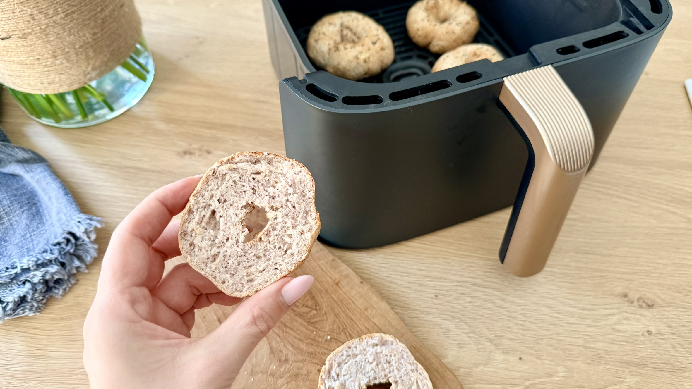 You are currently viewing Bajgle z twarogu – chrupiące pieczywo w kilka minut bez mąki