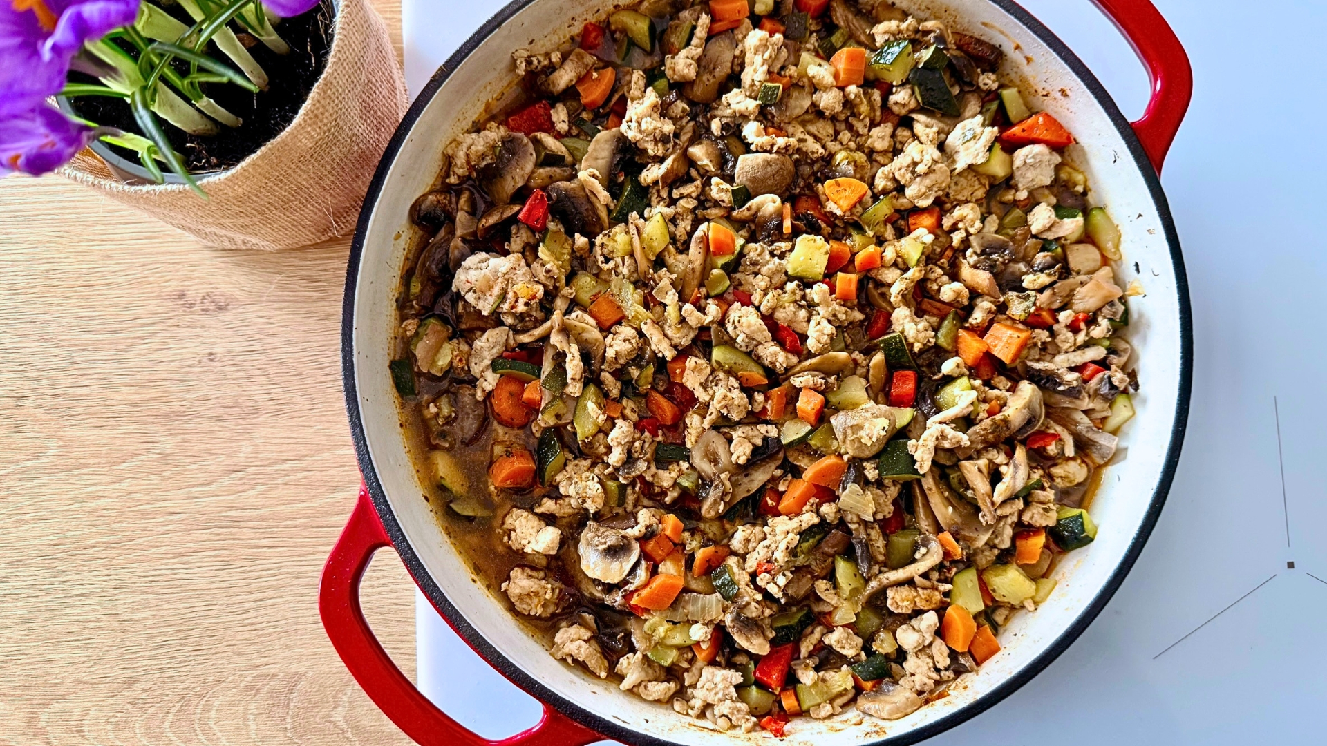 You are currently viewing Przygotuj jednogarnkowy obiad na kilka dni – zrób potrawkę wieprzową w stylu low carb