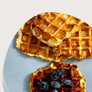Gofry z sera halloumi podane z owocami jagodowymi