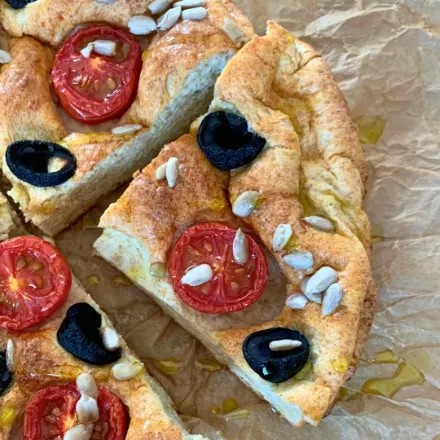 Pieczywo we włoskim stylu z pomidorkami i oliwkami